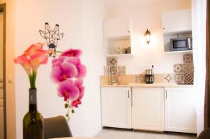 ein Zimmer mit einem Tisch mit einer Vase mit Blumen in der Unterkunft Ortensia in Saint-Aignan