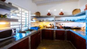 Cuisine ou kitchenette dans l'établissement Sinhala Beach Villa