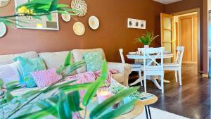 ein Wohnzimmer mit einem Sofa und einem Tisch in der Unterkunft Living Puebla in Pobra do Caramiñal