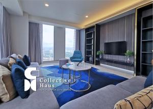 uma sala de estar com um sofá e uma televisão em Tropicana Residences Kuala Lumpur by Collective Haus em Kuala Lumpur