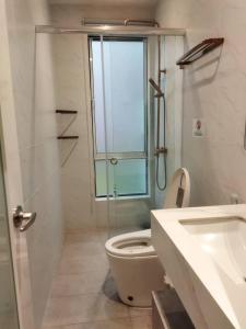 een badkamer met een douche, een toilet en een wastafel bij AP Concept Hotel in Petaling Jaya