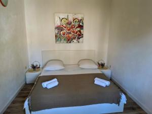 1 dormitorio pequeño con 1 cama y 2 aseos en Apartments Kegalj, en Podstrana