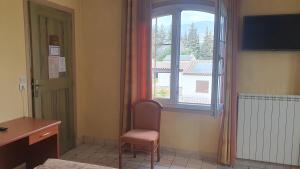 TV a/nebo společenská místnost v ubytování Auberge les Aromes