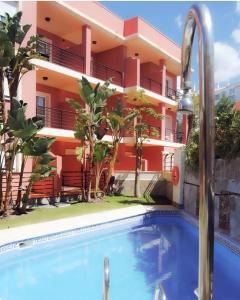 un hôtel avec une piscine en face d'un bâtiment dans l'établissement Studio Añoreta Playa y Golf, à Torre de Benagalbón