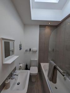 uma casa de banho com um lavatório, um WC e uma banheira em New Fully equipped 2 bedroom house. Sleeps 6 em Brockhurst