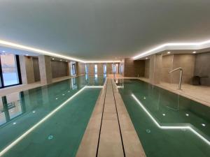 Kolam renang di atau dekat dengan CP Top floor luxury studio with spa and pool