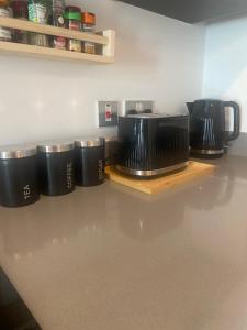 Kemudahan buat kopi dan teh di CP Top floor luxury studio with spa and pool