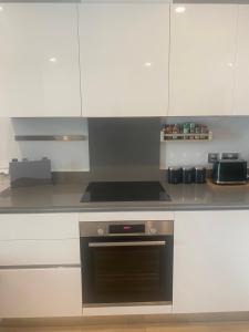 Dapur atau dapur kecil di CP Top floor luxury studio with spa and pool