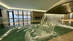 Bazén v ubytování CP Top floor luxury studio with spa and pool nebo v jeho okolí
