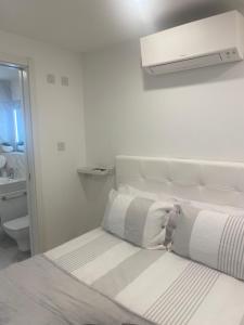 Katil atau katil-katil dalam bilik di CP Top floor luxury studio with spa and pool