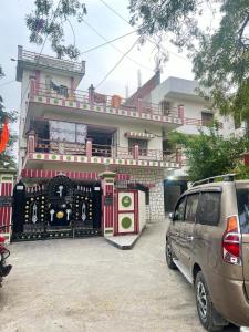 uma carrinha estacionada em frente a um edifício em apartment by Xoyo em Varanasi