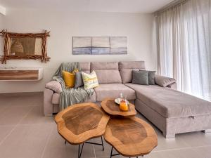 uma sala de estar com um sofá e uma mesa em Cozy and beautiful apartment at the beach em Punta Cana