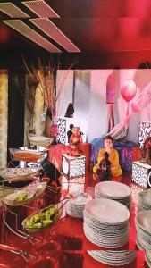 una mesa con platos de comida encima en GEETANJALI REGENCY en kolkata