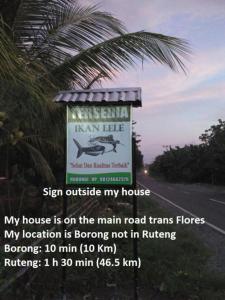 un cartel al costado de una carretera en Pauls Homestay, en Wado 3 fotos más