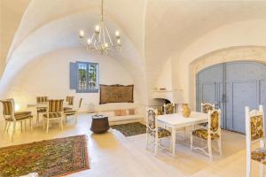 Un comedor con mesa y sillas en Masseria Pepe, en Torre Ovo