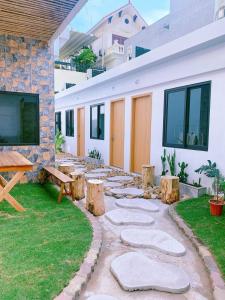 ハロンにあるNhà Mình Homestay Doubleの木製テーブルと木製ベンチ付きのパティオ +44枚の写真