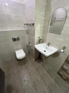 Bathroom sa Kashyaam Inn - 10 bedrooms apartment.