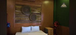 um quarto com uma cama e um quadro na parede em VOI RỪNG HILL HOMESTAY em Buôn Kuop