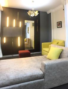 Naama bay apartment في شرم الشيخ: غرفة معيشة مع أريكة وكرسي أصفر