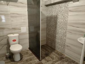 uma casa de banho com um WC e um lavatório em стаи за гости TODA em Troyan