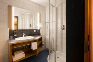 W łazience znajduje się umywalka i prysznic. w obiekcie Hotel Bergkranz w mieście Mieders