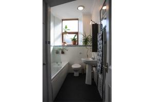 ラーウィックにあるStylish three-bedroom house in central Lerwickの浴槽、トイレ、洗面台を備えたバスルーム +38枚の写真