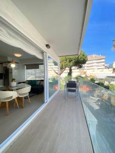 patio con mesa y sillas en el balcón en Brisa Puerto Marina Apartments, en Benalmádena
