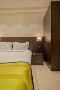 Katil atau katil-katil dalam bilik di Freesia Residency by Express Inn