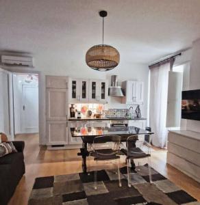 a living room with a table and chairs in it at CasaNostra11 centro città e mare wifi 2 camere in Trapani