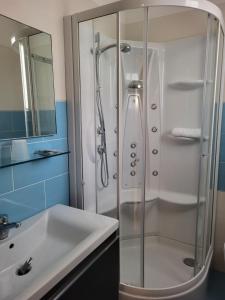 La salle de bains est pourvue d'une douche et d'un lavabo. dans l'établissement Hotel Mondial, à Lido di Jesolo
