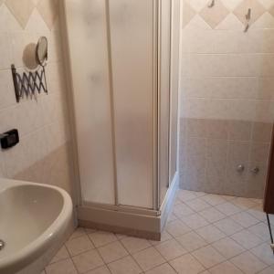 uma casa de banho com um chuveiro e uma banheira branca em Il Rampicante-Monticelli Terme em Monticelli Terme