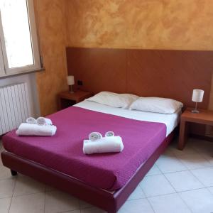 um quarto com uma cama com duas toalhas em Il Rampicante-Monticelli Terme em Monticelli Terme