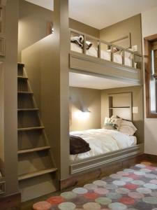 Katil dua tingkat atau katil-katil dua tingkat dalam bilik di Teresinajamaica