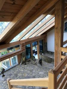 Andrijevica的住宿－Vila Djekic，享有房屋顶部的景致,设有木制天花板和窗户。