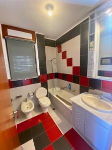une salle de bain avec un lavabo, des toilettes et une baignoire dans l'établissement Villa Centaurea Apartment with private parking, à Taormine 29 autres photos