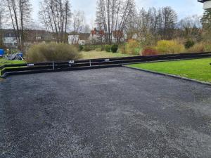 a driveway with a fence in a yard at Titel Am Fuße der Rhön, ist es schön in Bad Kissingen +2 photos