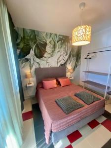 um quarto com uma cama com duas almofadas em Villa Centaurea Apartment with private parking em Taormina