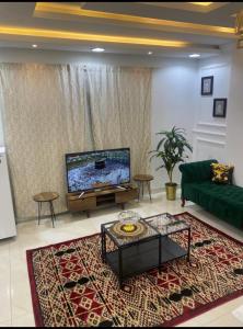 TV at/o entertainment center sa استديو حي النزهه