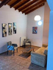 sala de estar con sofá, sillas y mesa en Μεζονέτα Αιγαίο, en Chios