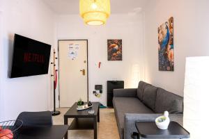 una sala de estar con un sofá y una mesa en Thessaloniki Center Downtown Apartment, en Tesalónica