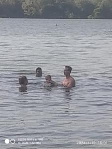 un grupo de personas nadando en un lago en Ethili Lake view & Safari Camp, en Wellawaya