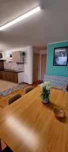 トッレ・デイ・コルサリにあるBella Vistaのキッチン付きの客室で、大きな木製テーブルが備わります。