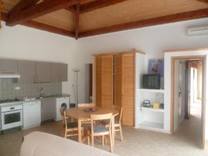 a kitchen and dining room with a table and chairs at Chambre d'hôtes "La Bastide des Eucalyptus" in Antibes