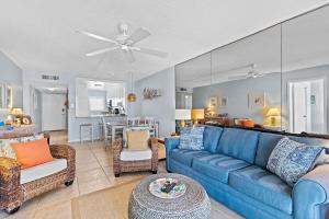 Sea Coast Gardens III 513 في نيو سميرنا بيتش: غرفة معيشة مع أريكة وكراسي زرقاء