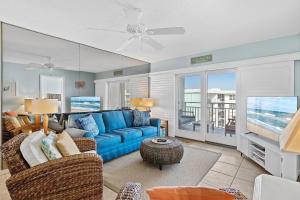 Sea Coast Gardens III 513 في نيو سميرنا بيتش: غرفة معيشة مع أريكة زرقاء وتلفزيون