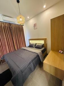 een slaapkamer met 2 bedden en een kroonluchter bij Eleven villa 1 in Pangandaran