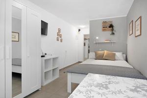Posteľ alebo postele v izbe v ubytovaní Studio Valkane PRIVATE GARDEN