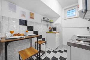una pequeña cocina con mesa y encimera en Studio Valkane PRIVATE GARDEN, en Pula