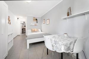 1 dormitorio con 1 cama, mesa y sillas en Studio Valkane PRIVATE GARDEN, en Pula