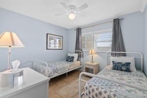 Sea Coast Gardens III 513 في نيو سميرنا بيتش: غرفة نوم بها سريرين ونافذة +55 صورة